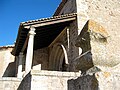 Vista lateral del soportal de la entrada a la iglesia de Santa María en Moya (Cuenca), con detalle de adorno lanceolado en la plaza Mayor.
