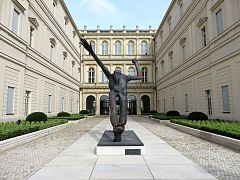 Skulptur Der Jahrhundertschritt im Museum Barberini