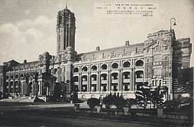 photo d'un important bâtiment de 5 étages. Au centre un beffroi surmonte celui-ci.