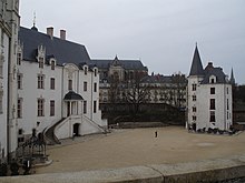 Photographie montrant l'espace vide entre le logis et la Conciergerie, vu depuis la courtine de Loire.