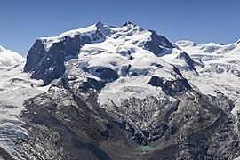 Monte Rosa massiivi keskosa, Dufouri mäetipp lõunas (paremal) ja Nordend põhjas (vasakul), Monte Rosa liustik otse selle läänepoolse tiiva all, ülemine Gorneri liustik vasakul ja Grenzgletscher paremal
