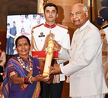 Durga Bai Vyam receiving Padma Shri from President Ram Nath Kovind