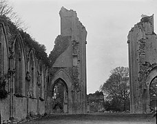 Glastonbury Abbey ruins (1293714).jpg