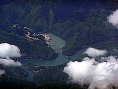 五十里湖（海尻付近）空撮画像 中央部は湯西川に掛かる野岩鉄道会津鬼怒川線鉄橋と国道121号