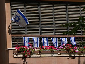 דגלי ישראל תלויים על מרפסת ביום העצמאות