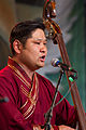 Der Musiker Naranbaatar Purevdorj mit Pferdekopfgeige (Morin khuur) und Kehlkopfgesang beim TFF Rudolstadt 2014