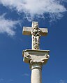 Sculpture da la Vierge à l'enfant dégradée, datée de 1619 sur une croix de carrefour à Pargny-sous-Mureau, Vosges.