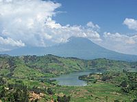 Esquerra: la confluència dels rius Kagera i Ruvubu a prop de les Cascades Rusumo, Ruanda/Tanzània. Dreta: el Parc Nacional dels Volcans (fons) engloba una porció de la cadena volcànica Virungas, l'últim hàbitat del goril·la de muntanya.