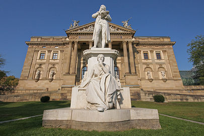 Staatstheater Wiesbaden mit Schillerdenkmal