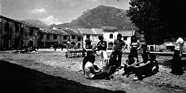 Un groupe de jeunes sur la place de l'ancien amphithéâtre de Venafro, en 1975.