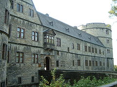 Façade est avec le pont d'accès.