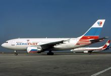 Avion de profil, aux couleurs du drapeau russe.