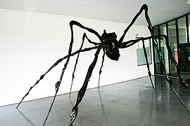 Instalación de Louise Bourgeois en un museo brasileño