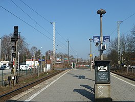 Regionalbahnsteig in Blankenfelde, im Hintergrund der S-Bahnsteig, 2012
