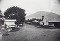 Pemandangan jalan di Padang Panjang pada tahun 1930-an, dengan latar belakang Gunung Marapi