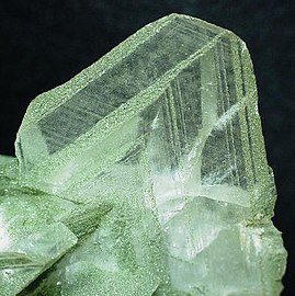 Calcite et chlorite. Taille : 6 × 5 × 3,5 cm. Lobbentorl, Venediger, Autriche.