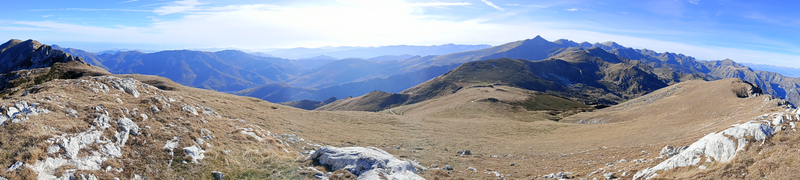 Vista verso sud-ovest, con il Pizzo d'Ormea