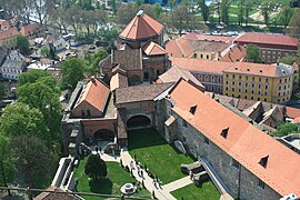 Restos del castillo restaurado al pie de la Basílica de Esztergom.