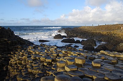 Giant's Causeway, sekumpulan basal heksagonal yang terbentuk karena letusan vulkanik