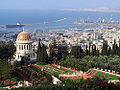 Đền thờ Báb, phía xa là cảng Haifa.