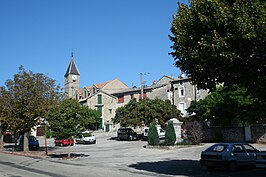 Dorpsplein met Sainte-Madeleinekerk