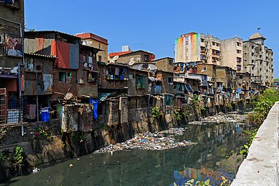 La malriĉulejo Dharavi en Mumbajo . Granda parto de la loĝantoj estas dalitoj [ 1 ] Foto el 2016