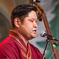 Der Musiker Naranbaatar Purevdorj mit Pferdekopfgeige (Morin khuur) und Kehlkopfgesang beim TFF Rudolstadt 2014