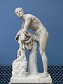 Hermes se calza sus sandalias, atento a una orden de Zeus, de quien es mensajero. Copia romana de un original de Lisipo. También ha sido interpretado como Jasón.[15]​