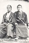 松山棟庵（右）と小幡篤次郎（左）