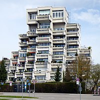Modernistyczny blok mieszkalny (tarasowiec) w Putzbrunn w Niemczech Zachodnich powstał w 1972 i zapewnia znacznie większe mieszkania (brak wąskich pokoi) i obszerne balkony ze specjalnym miejscem przygotowanym na rośliny oraz większe przeszklenia (brak małych okien) niż w budynkach mieszkalnych we wschodnich Niemczech.