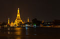 Vista nocturna desde el río Chao Phraya.