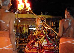 El mudiyettu, teatro ritual danzado de Kerala.