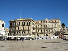 054 Piazza del Ferrarese (Bari), amb el Palazzo Starita a la dreta.jpg