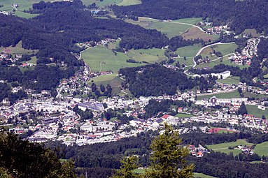 Vue vers le nord-ouest à partir du « Nid d’aigle » : la petite ville de Berchtesgaden.