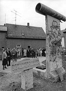 Bundesarchiv Bild 183-1990-0429-010, Bez. Erfurt, Rita Süssmuth vor Mauerdenkmal.jpg