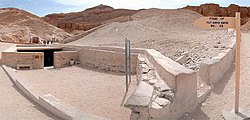 Tutankhamonin haudan sisäänkäynti kuvan vasemmassa laidassa.