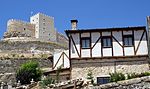 Casa castellana con el castillo de Curiel de Duero al fondo.