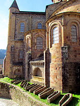 arcophages au pied de l'abbatiale.