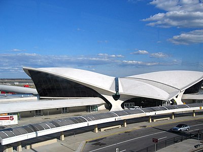 ニューヨークのJFK空港のTWAターミナル、 エーロ・サーリネン設計：（1956 - 62年）