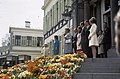 Jaarlijkse defilé langs het bordes van paleis Soestdijk op Koninginnedag tijdens de regeerperiode van Juliana