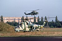 Dwa helikoptera Mi-24 na lětanišću w Chóśebuzu (1990)