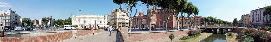 Panorama fra Perpignans centrum. Til venstre ligger Place de la Résistance, hvor Boulevard Georges-Clemenceau og Boulevard Wilson mødes. Lidt til højre for midten står tårnet Castillet (El Castellet). På venstre side af den lille flod Basse ligger Quai Sadi-Carnot med hovedbygningerne for præfekturet og departementsrådet. På højre side ligger Quai Vauban med sine forretninger.