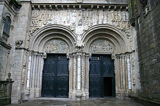 Puerta de Platerías de la Catedral de Santiago de Compostela, arquitectura y escultura románica en el final del Camino de Santiago.