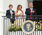 Melania Trump med sonen Barron och maken Donald Trump, 2017.