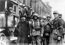 Bundesarchiv Bild 146-2007-0003, Soldaten bei der Verhaftung von Stadträten.jpg