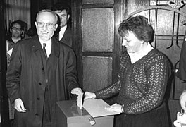 Bundesarchiv Bild 183-1990-1202-014, Berlin, Bundestagswahl, Lothar de Maiziere.jpg