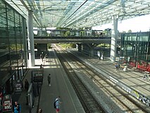 De ringlijn onder de kap, links het stationsgebouw, rechts de restauratie.