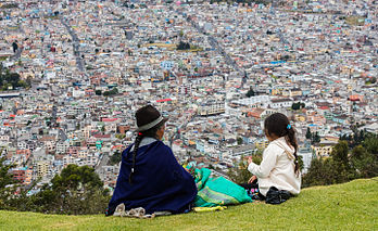 Équatoriennes contemplant la ville de Quito depuis El Panecillo. (définition réelle 7 619 × 4 663)