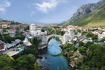 Vue de la vieille ville de Mostar et du Stari Most, le Vieux Pont, sur la Neretva (Bosnie-Herzégovine). (définition réelle 2 390 × 1 600*)