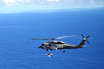 Helicóptero de guerra anti-submarina S-70B Seahawk, disparando misil anti-buque Rb 12 Penguin.